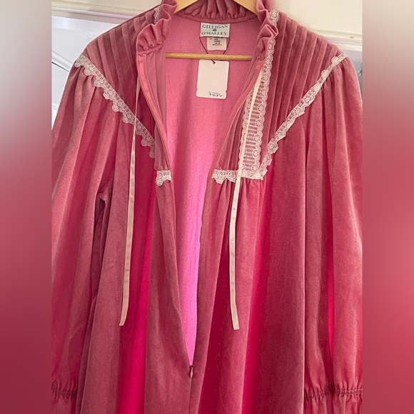 Vintage Gilligan O'Malley Pink Velvet Nightgown Robe with white lace trim - Picture 6 of 7